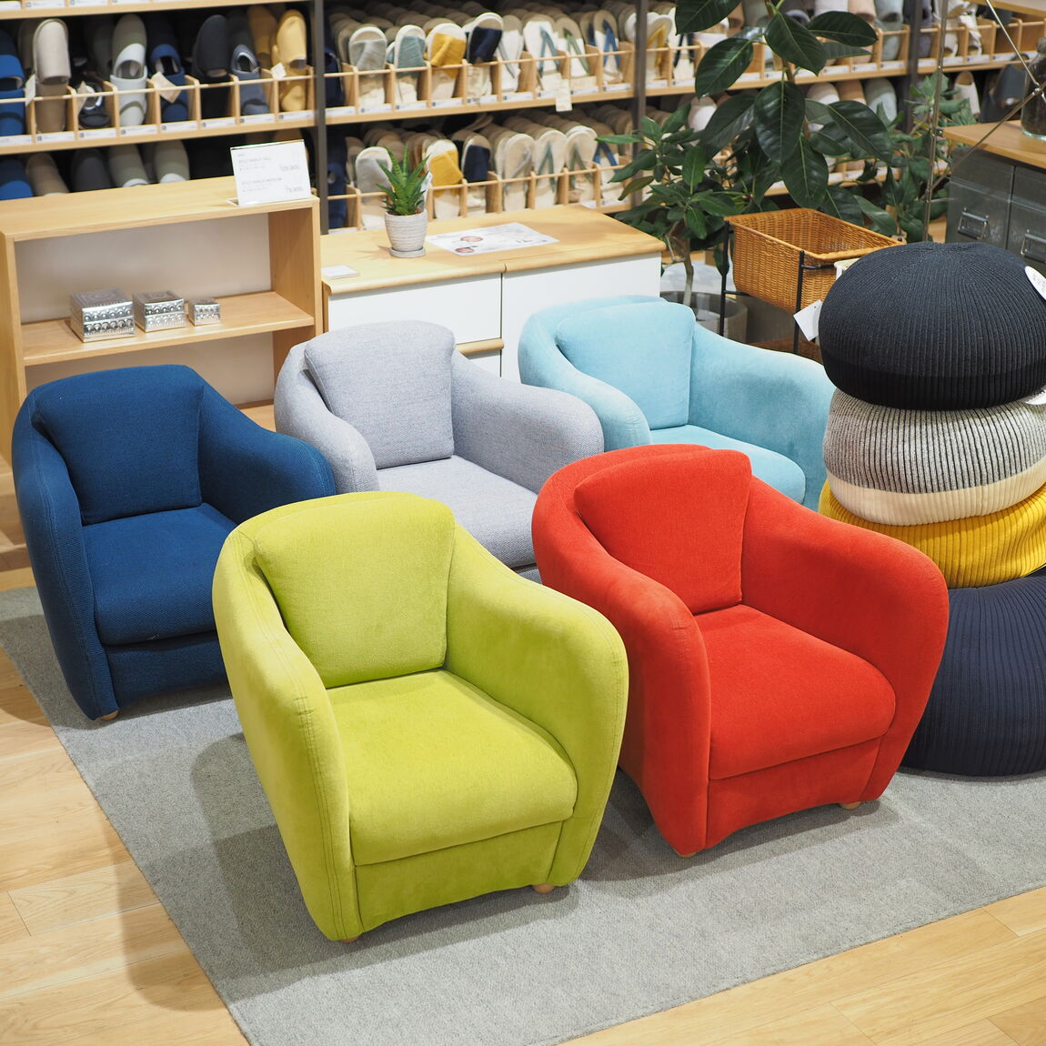 直江津】個性的なカラーとフォルム｜IDEE ミニ ミラー アーム チェア